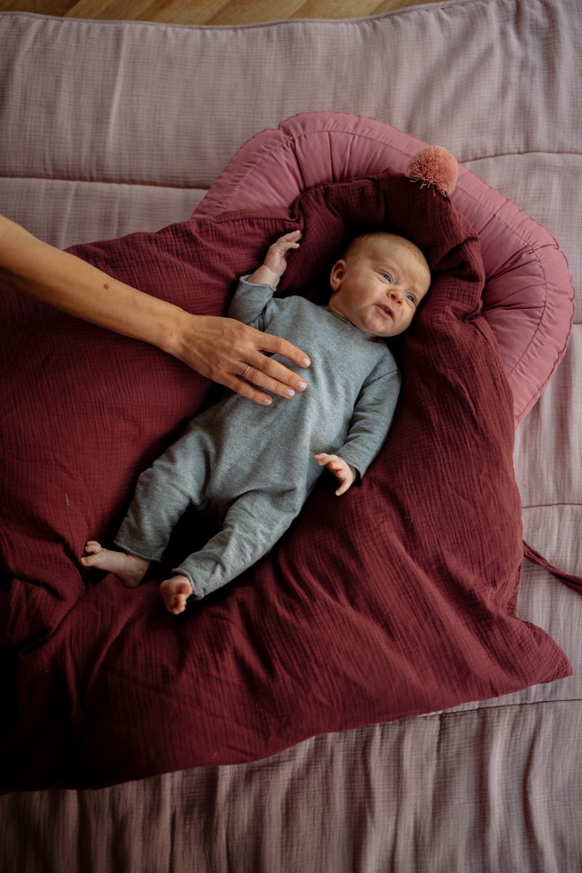 Daunenwickeldecke - Pome Granate | Gemütlichkeit und Komfort für dein Baby - fabelhaftly.de