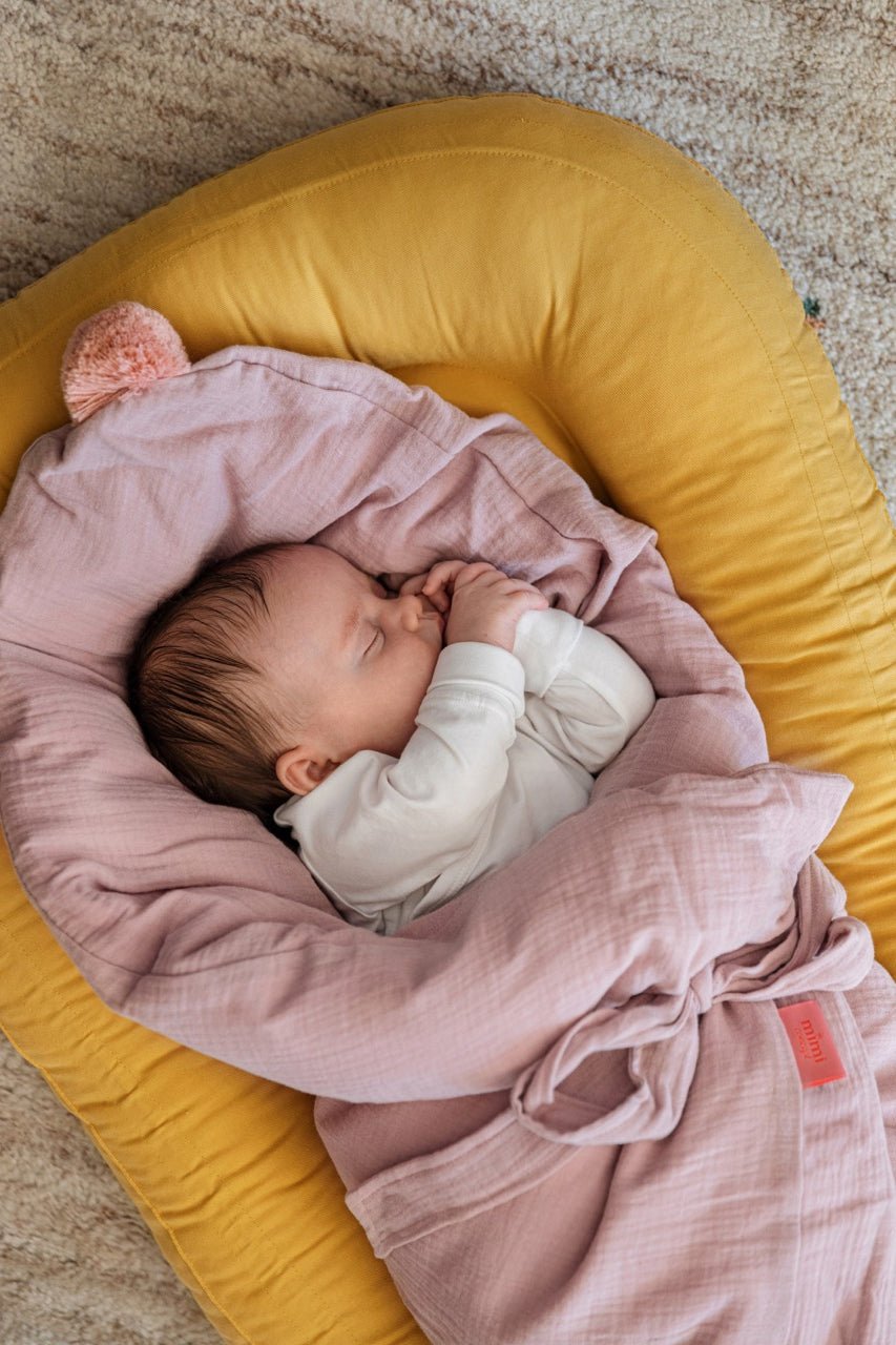Daunenwickeldecke - Sand Rose | Gemütlichkeit und Komfort für dein Baby - fabelhaftly.de