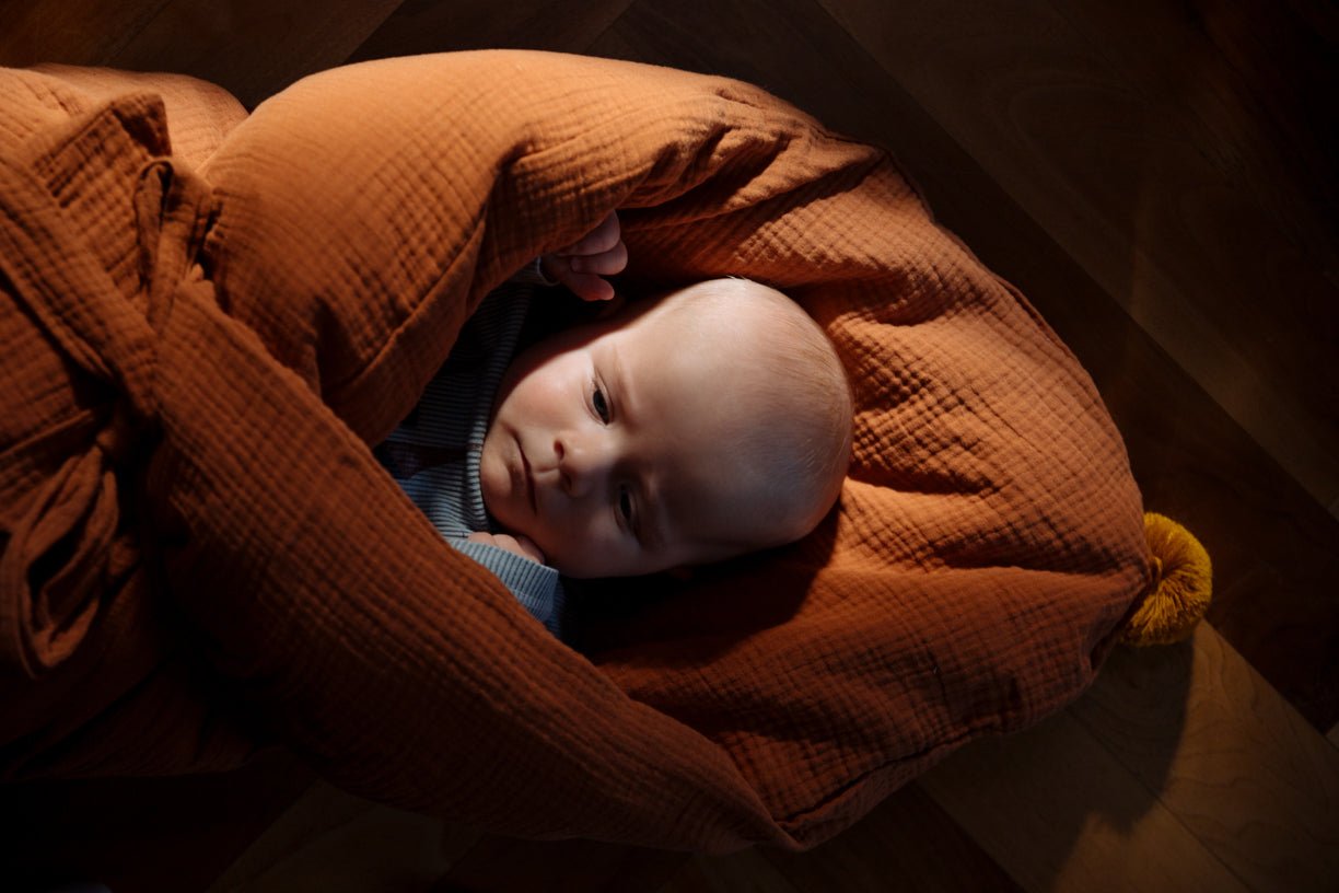 Daunenwickeldecke - Zimt | Gemütlichkeit und Komfort für dein Baby - fabelhaftly.de